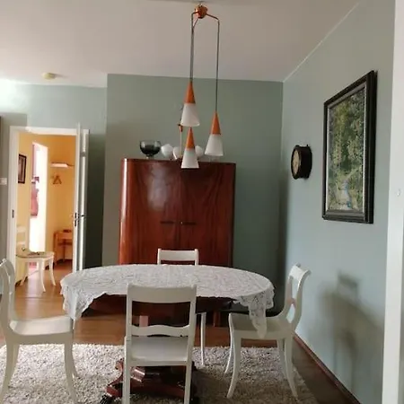 Cozy, Stylish In The Heart Of The Town *